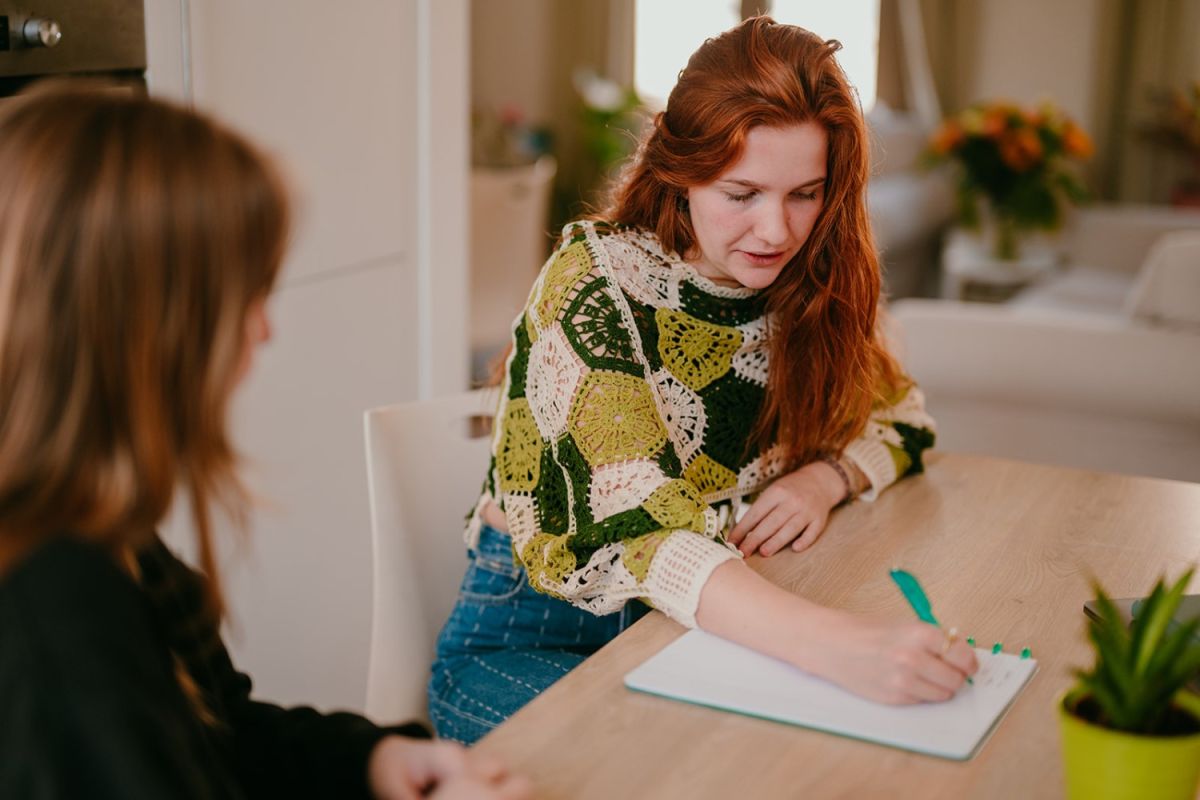 Yasmine, the founder of Learn Dutch with Yas, teaching a person Dutch vocabulary and grammar rules